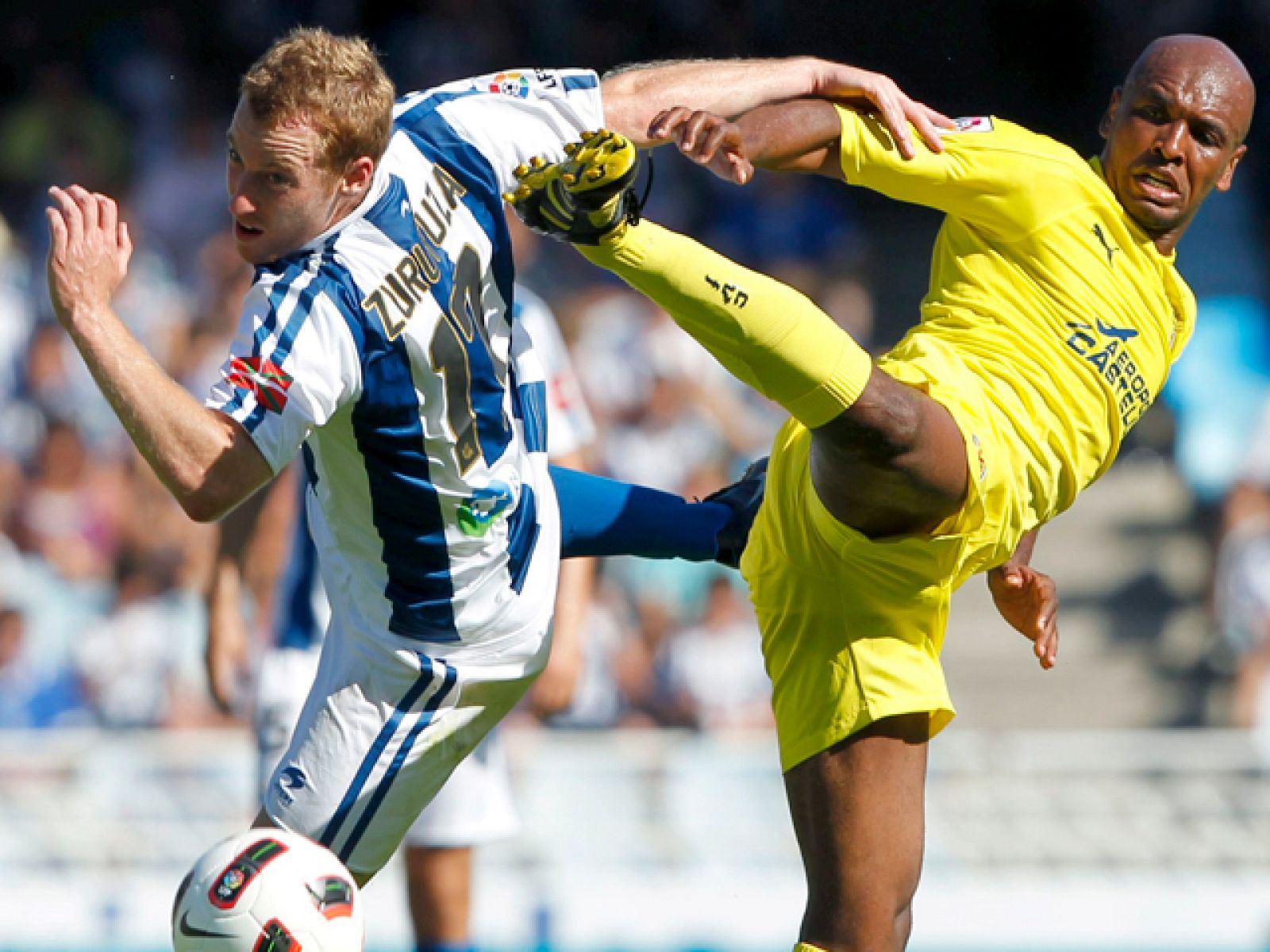 La Real Sociedad ha vuelto a Primera División por la puerta grande. El equipo txuri urdin se ha impuesto al Villarreal en la primera jornada de la Liga BBVA 2010/11.