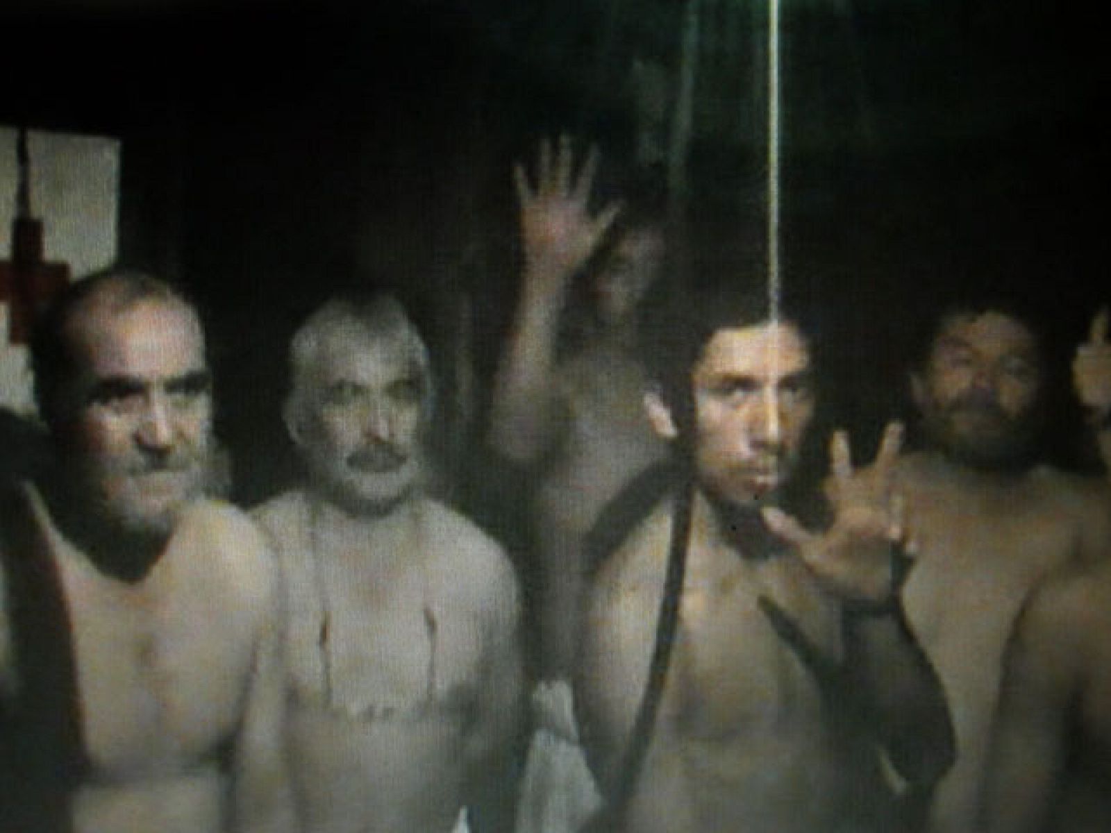 Los mineros atrapados en Chile hablan con sus familiares por teléfono | Ver