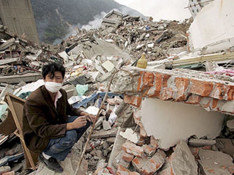 Días después del terremoto, los equipos de rescate continúan rescatando a personas vivas de entre las ruinas.