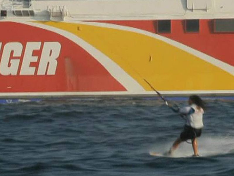 La joven kitesurfista Gisela Pulido ha vuelto a asombrar al mundo con una carrera inédita ante el ferry a Tánger, que le ha sólo le ha podido superar en la llegada.