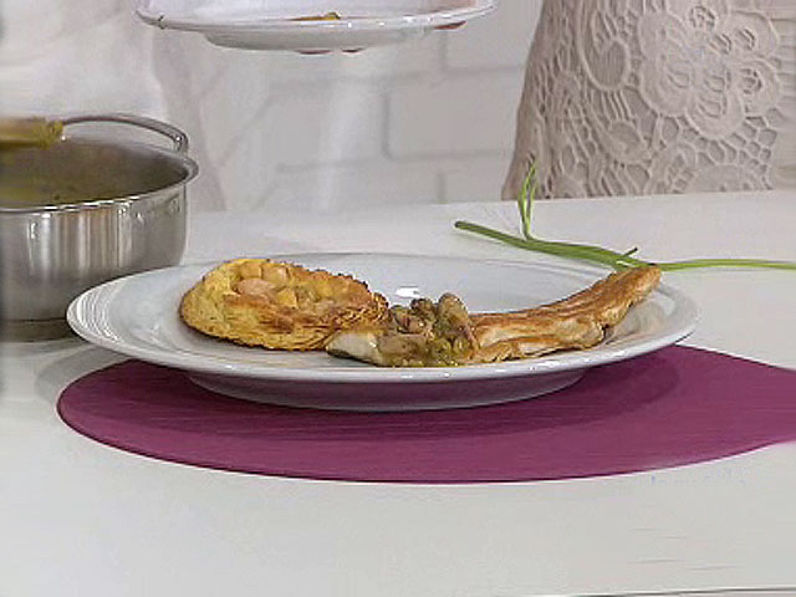 Saber cocinar - Lubina en salsa verde de albahaca con pastel de garbanzos - RTVE Cocina | Ver