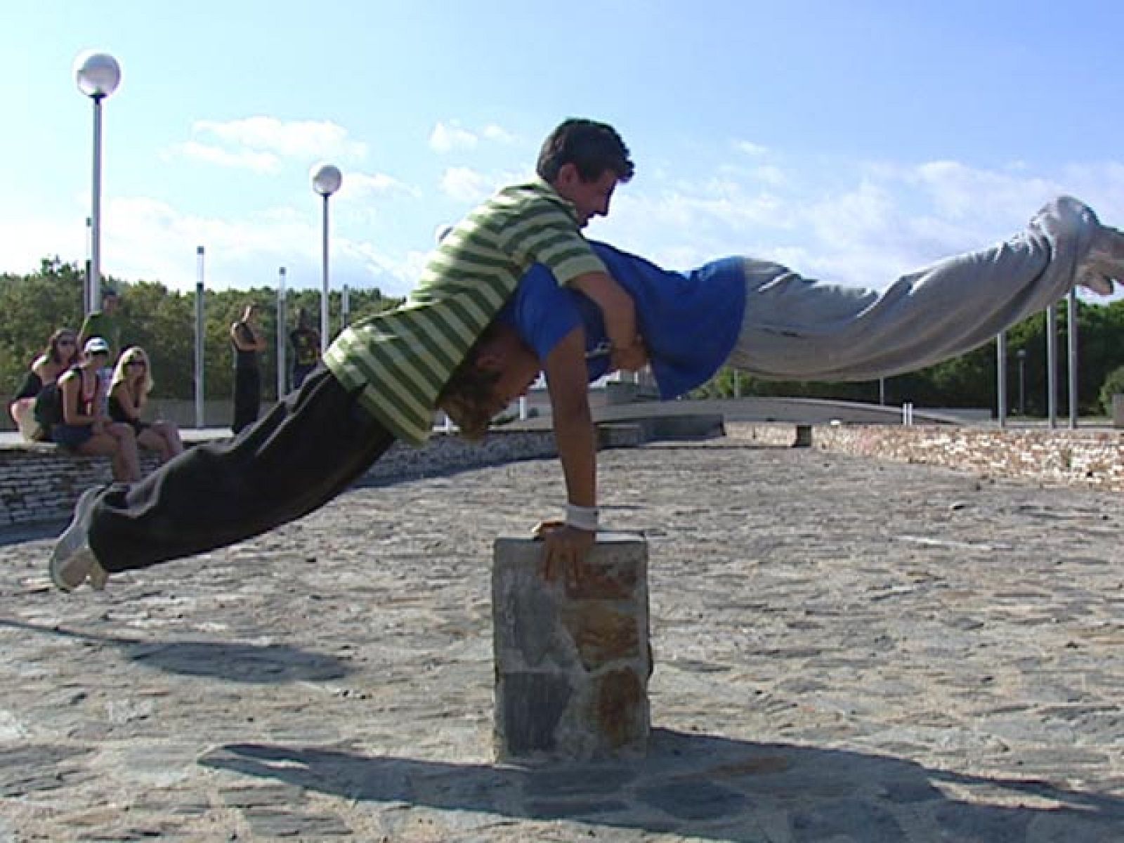 La práctica del "parkour" cuenta cada vez con más aficionados | Ver