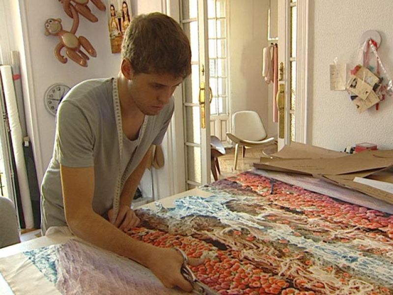 Los talleres de los diseñadores a toda máquina quince días antes de la pasarela Cibeles | Ver