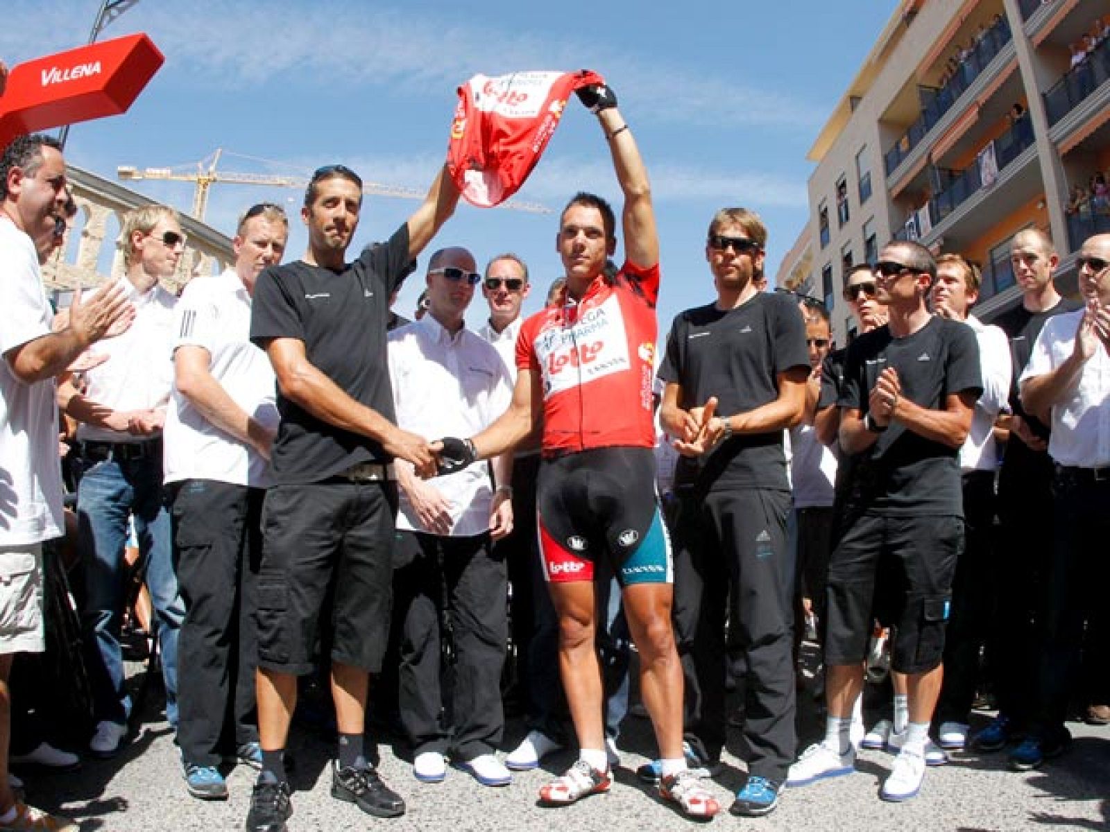 El pelotón homenajea a Txema González - Vuelta ciclista a España | Ver