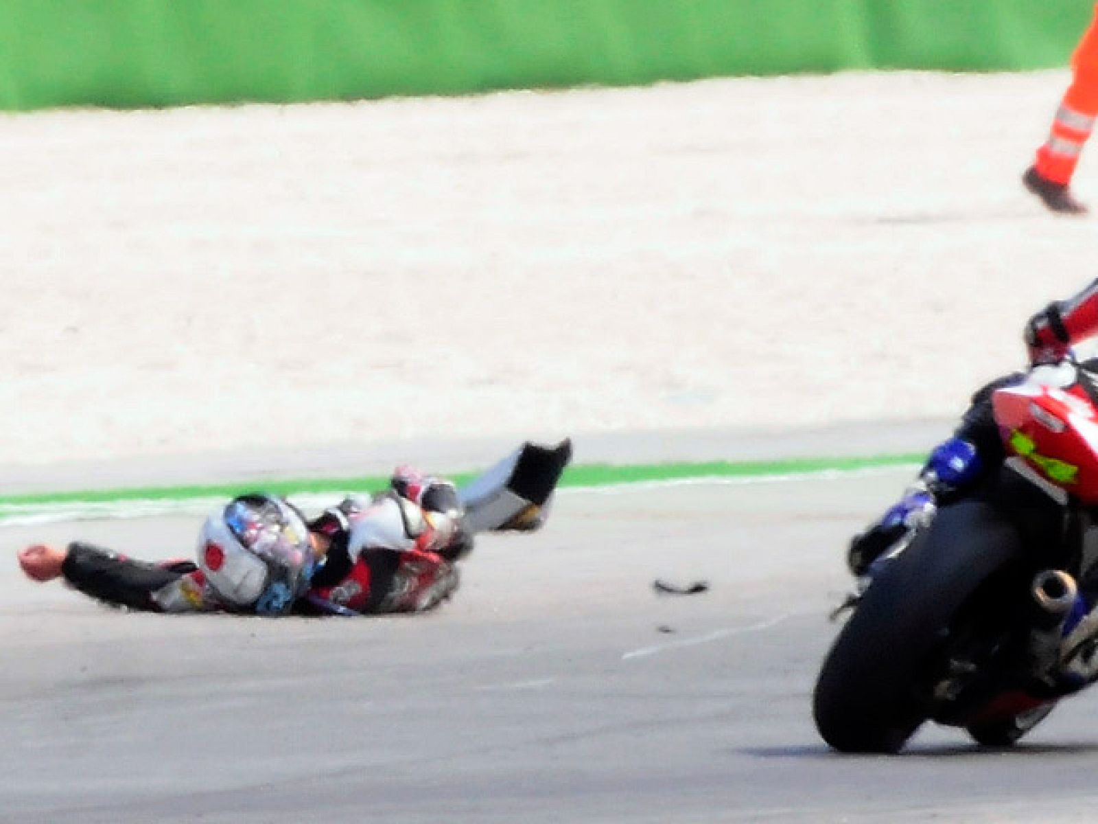 En la carrera de Moto2 de Misano se ha visto uno de los accidentes más brutales que se recuerdan, y que ha supuesto la muerte del piloto japonés Shoya Tomizawa.