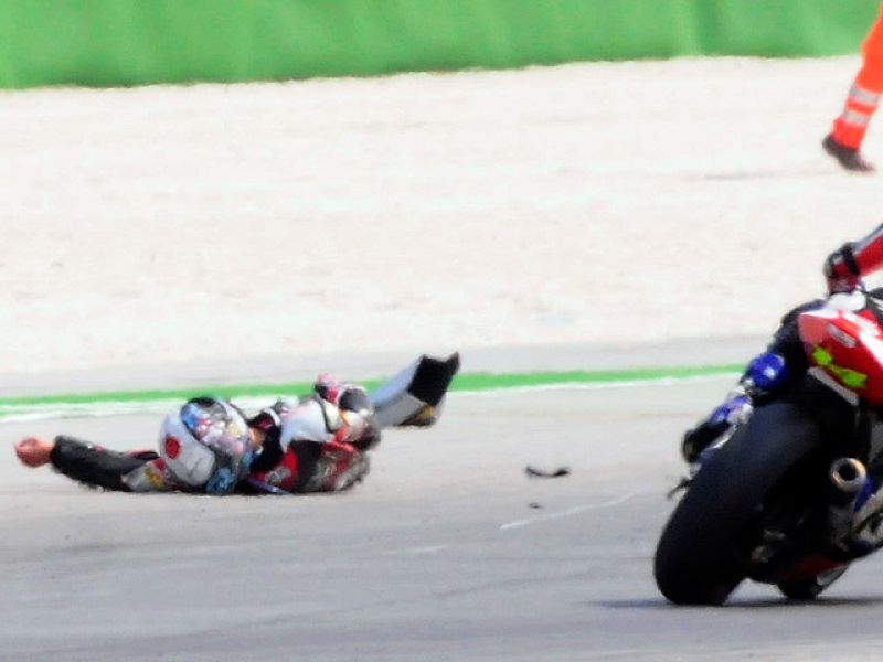 En la carrera de Moto2 de Misano se ha visto uno de los accidentes más brutales que se recuerdan, y que ha supuesto la muerte del piloto japonés Shoya Tomizawa.