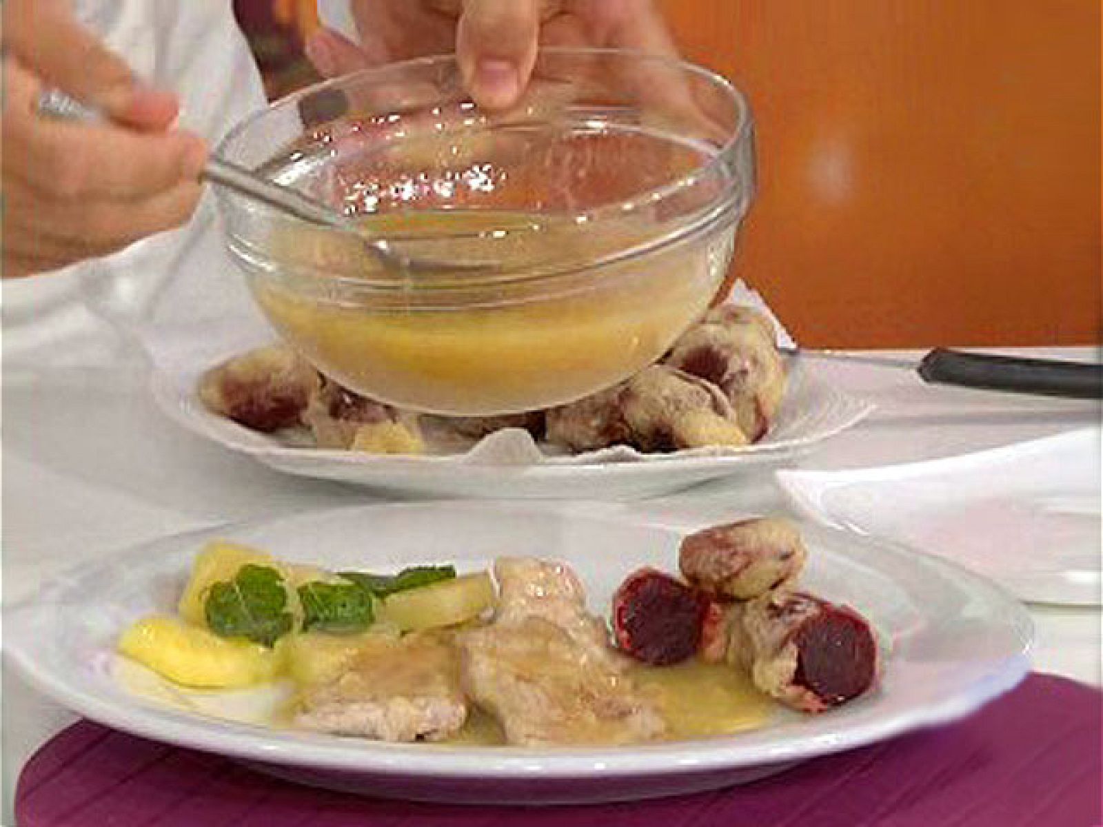 Saber cocinar - Escalopines en salsa de piña - RTVE Cocina | Ver