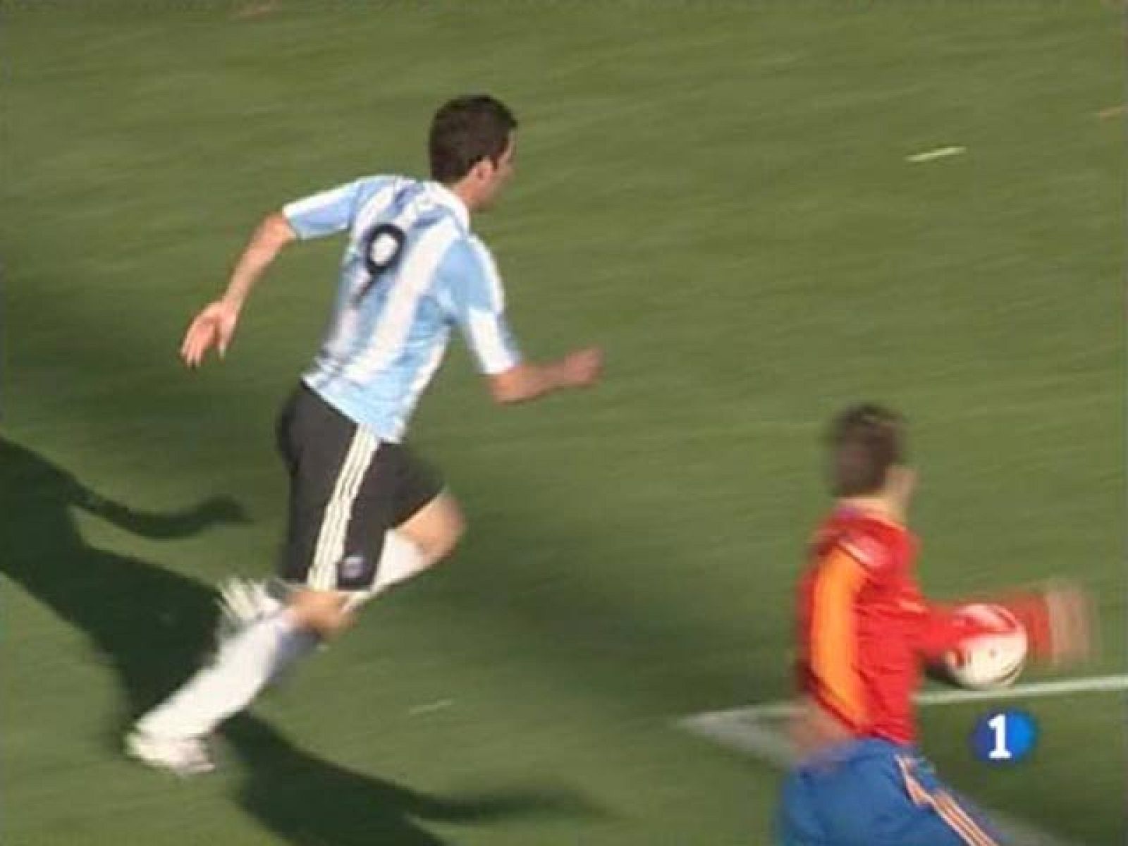 Higuaín dribla a Reina 2-0 | Ver