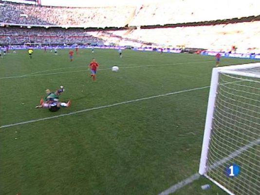  - Reina resbala, Tévez no perdona 3-0