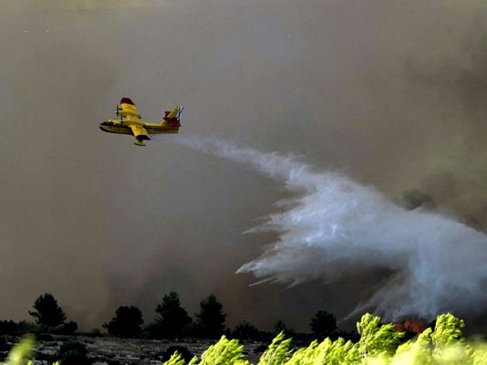  - Continúan activos cuatro incendios que han arrasado 2.500 hectáreas en Valencia