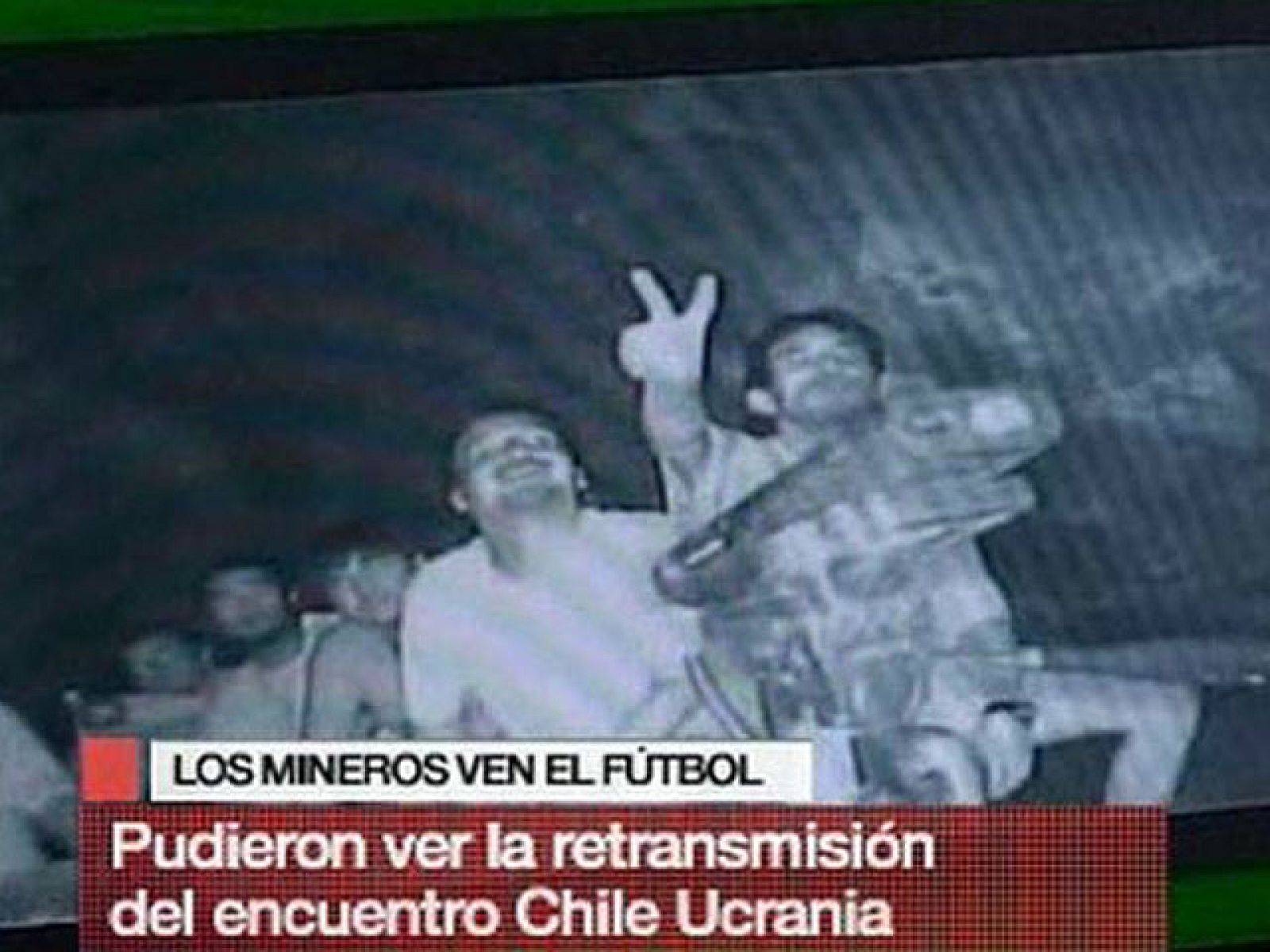 La televisión estatal chilena ha difundido un nuevo video de los 33 mineros atrapados en el interior de un yacimiento en el norte de Chile, en el que se les ve disfrutando del partido amistoso entre las selecciones de Chile y Ucrania