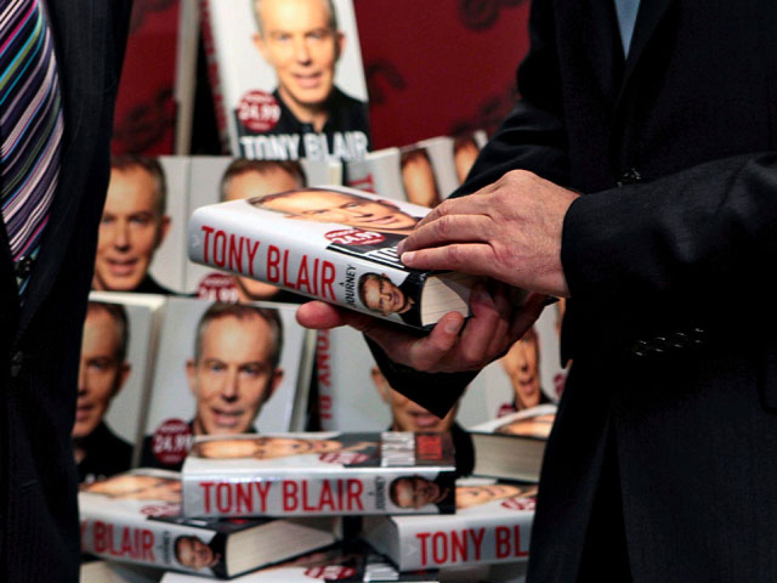 Blair cancela la gira de presentación de su libro