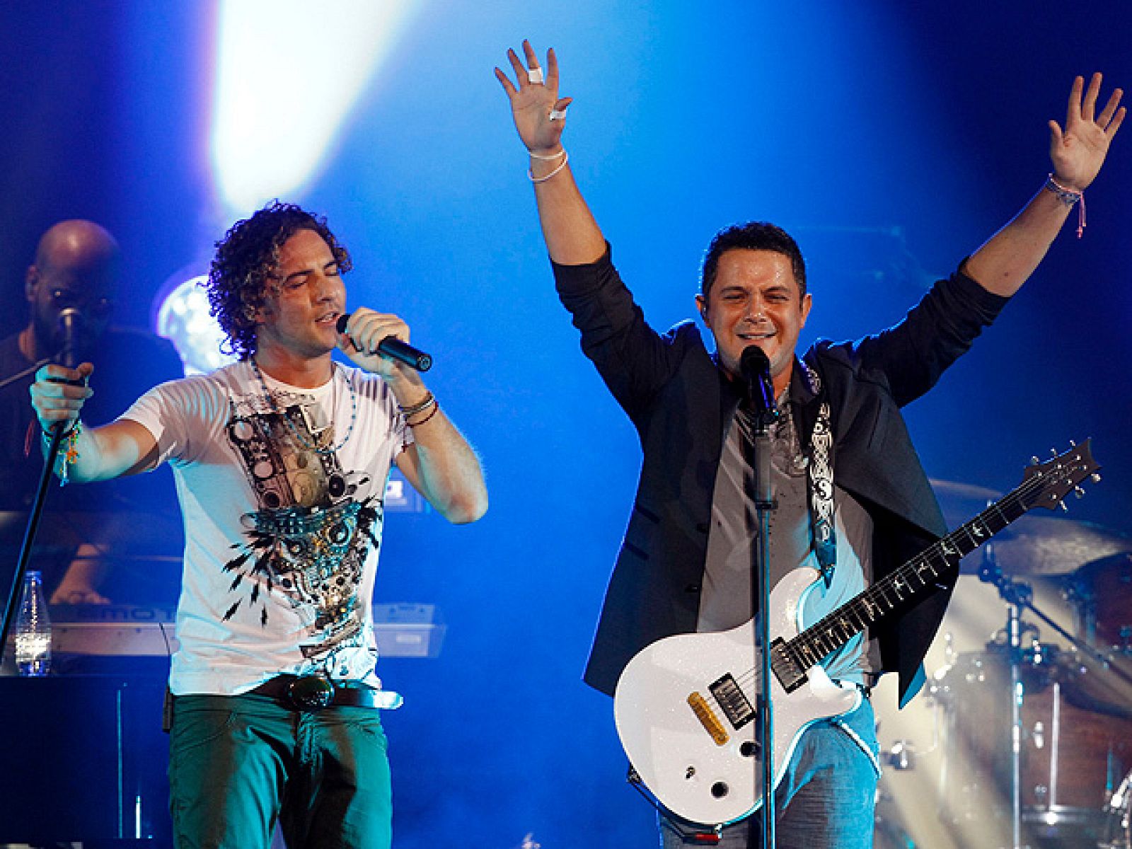 Alejandro Sanz llevó por segunda vez a Madrid toda la magia de su gira "Paraíso Express" a un abarrotado Palacio de Los Deportes de Madrid que se rindió ante la enérgica propuesta del cantante, quien celebró un nuevo triunfo junto a David Bisbal, Da