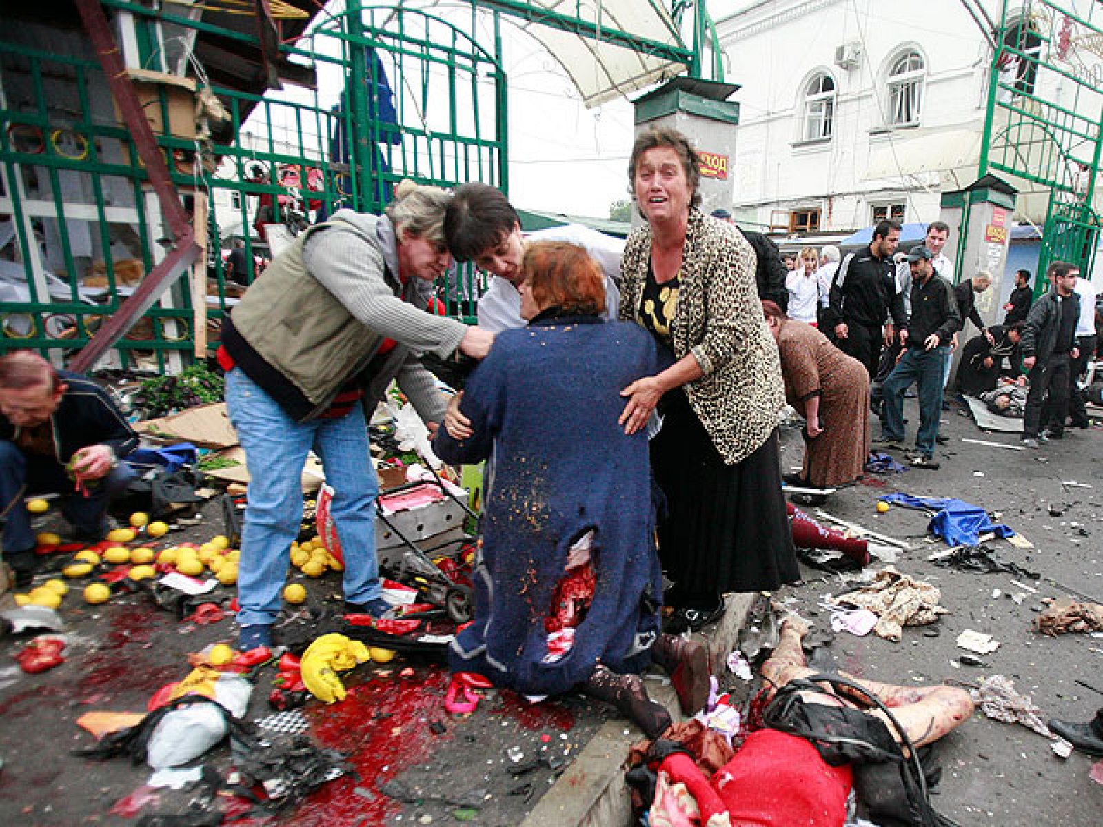 Más de una docena de personas han muerto y más de 80 han resultado heridas a consecuencia de una la potente explosión de un coche bomba, junto al mercado central de Vladikavkaz, la capital de Osetia del Norte, ha informado el Ministerio del Interior