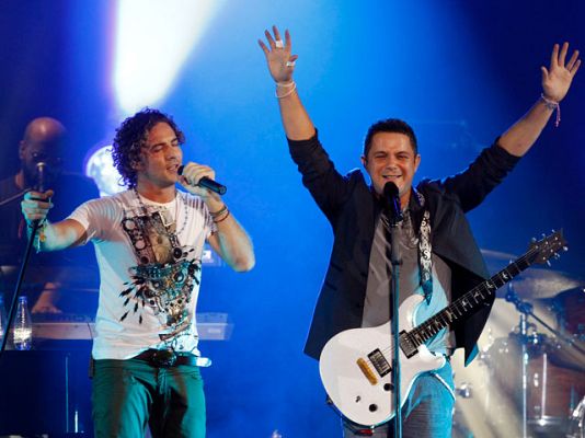  - Alejandro Sanz, bien acompañado