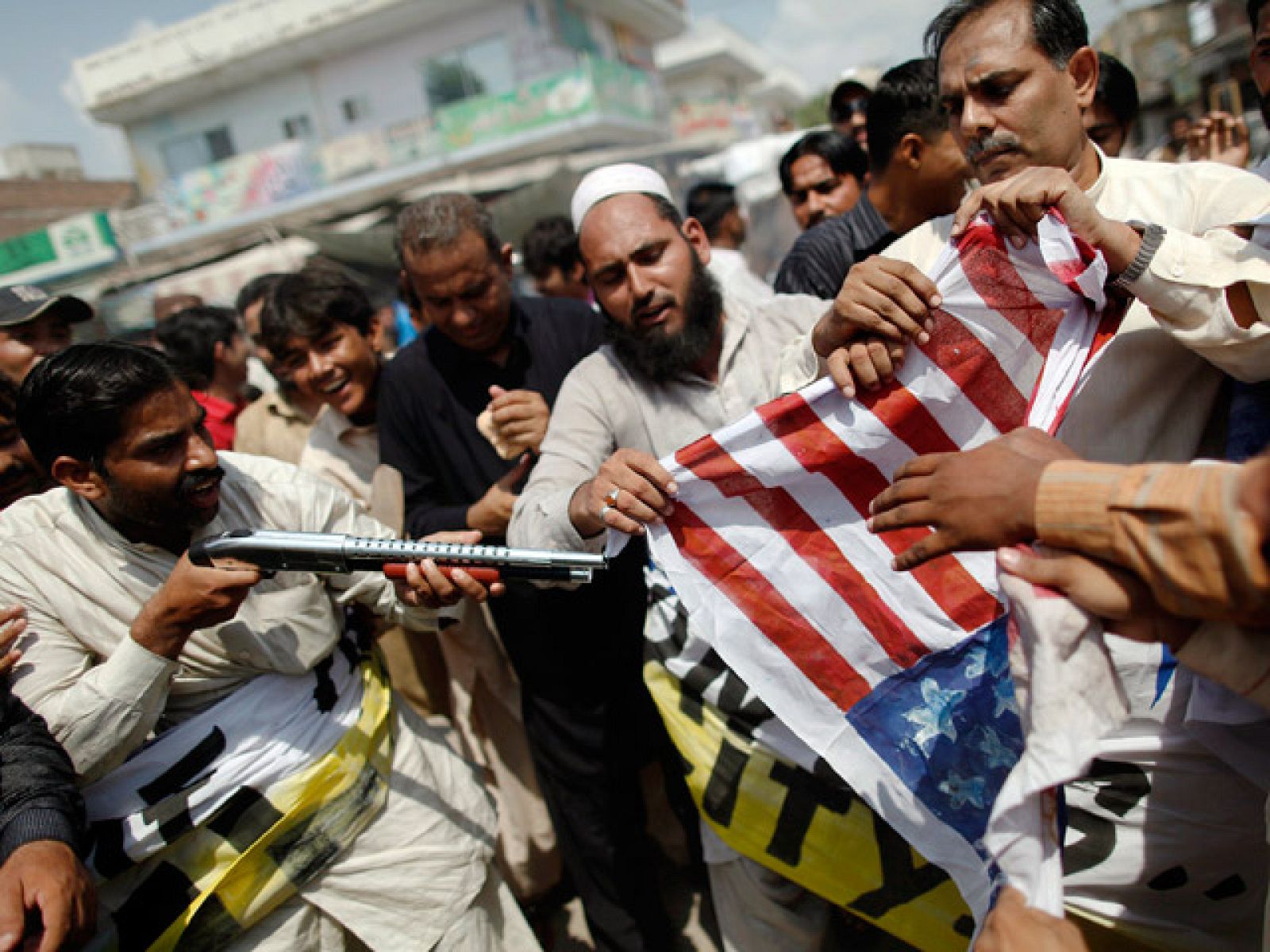 Terry Jones no seguirá adelante con su amenaza | Ver