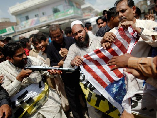  - El mundo, pendiente de Terry Jones