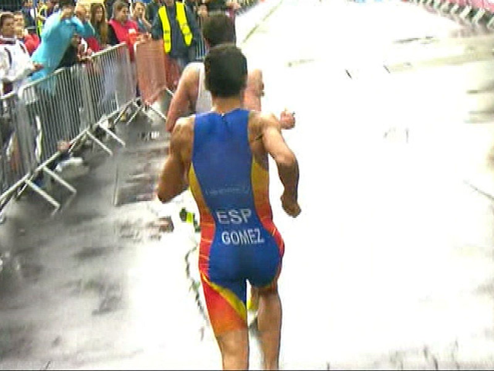 El español Javier Gómez Noya se proclamó hoy, sábado, por segunda vez, campeón del mundo de triatlón, al concluir segundo en la séptima y última prueba del Mundial, disputada en Budapest y que le ganó al sprint el inglés Alistair Brownlee. Gómez cont