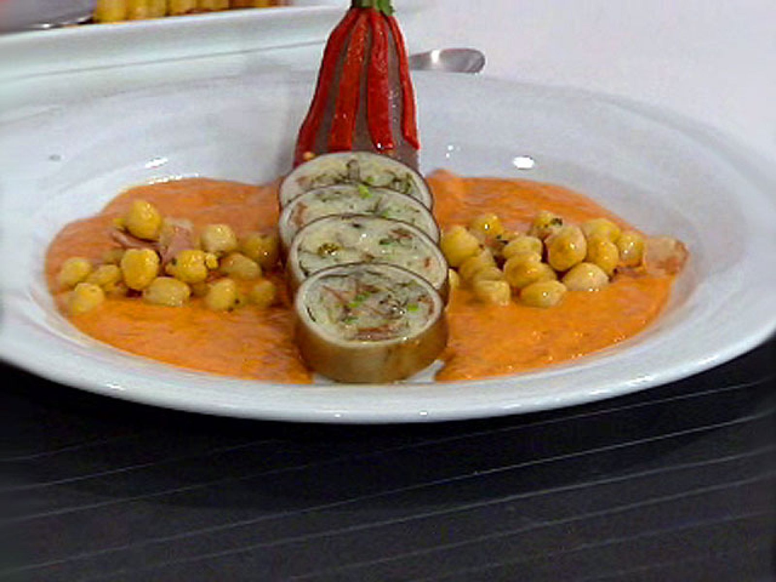 Saber cocinar - Calamares rellenos con salsa de pimientos y garbanzos - RTVE Cocina | Ver
