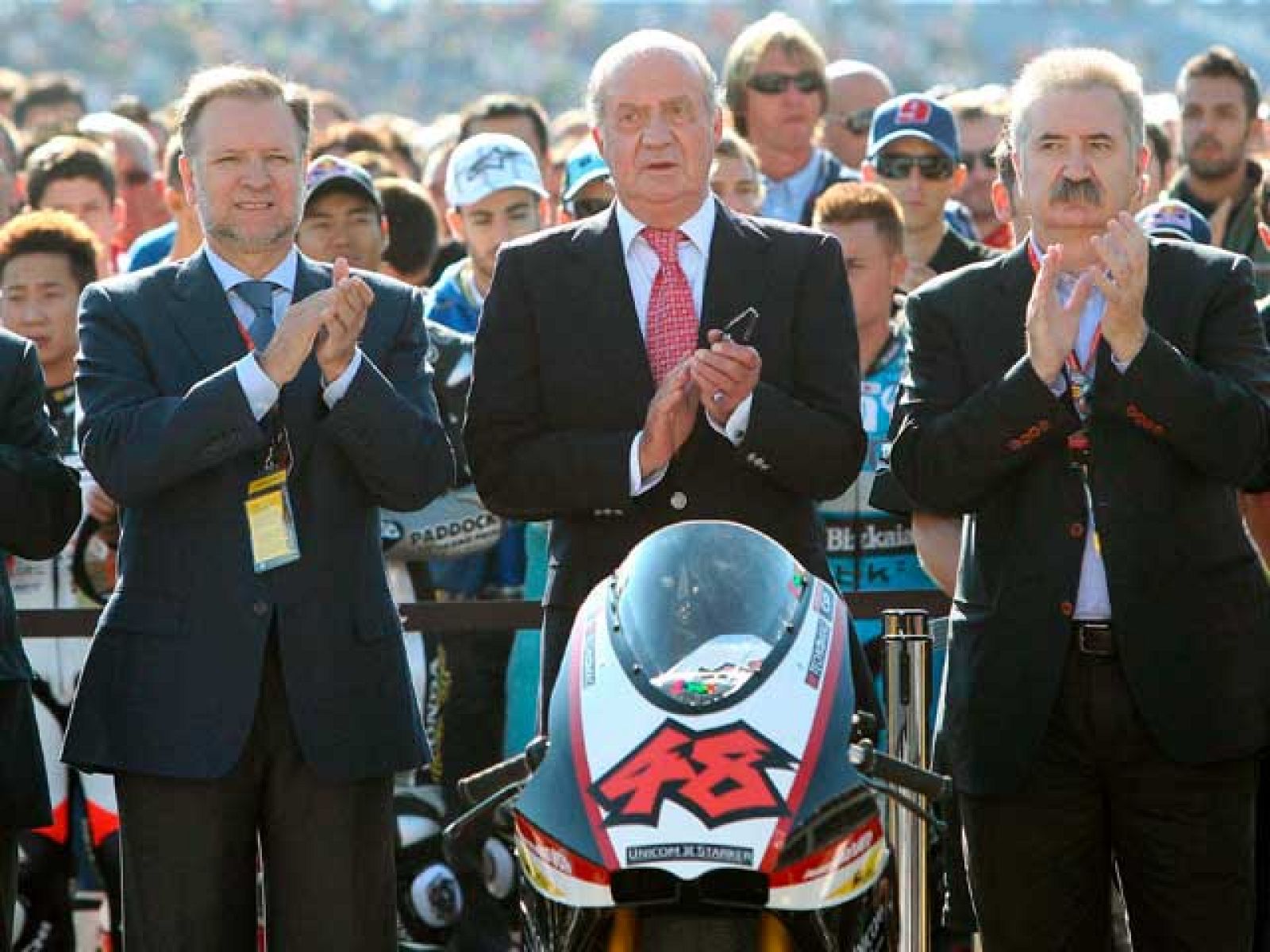 El Rey Don Juan Carlos, gran aficionado al motociclismo, ha seguido a pie de pista el Gran Premio de Aragón