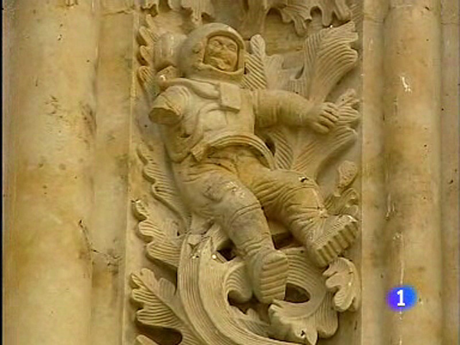 Arrancan un brazo al astronauta de la  Catedral Nueva de Salamanca | Ver