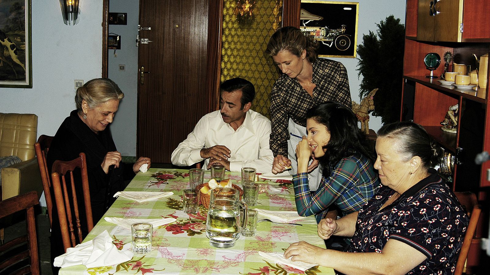 Cuéntame cómo pasó - T2 - Episodio 4: La mamá política - Ver ahora