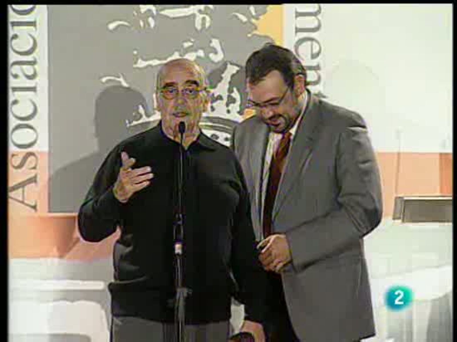 Labordeta: homenaje en La 2 Noticias. Con este vídeo despide el programa La 2 Noticias a José Antonio Labordeta, el político, poeta y cantautor aragonés fallecido el pasado domingo.