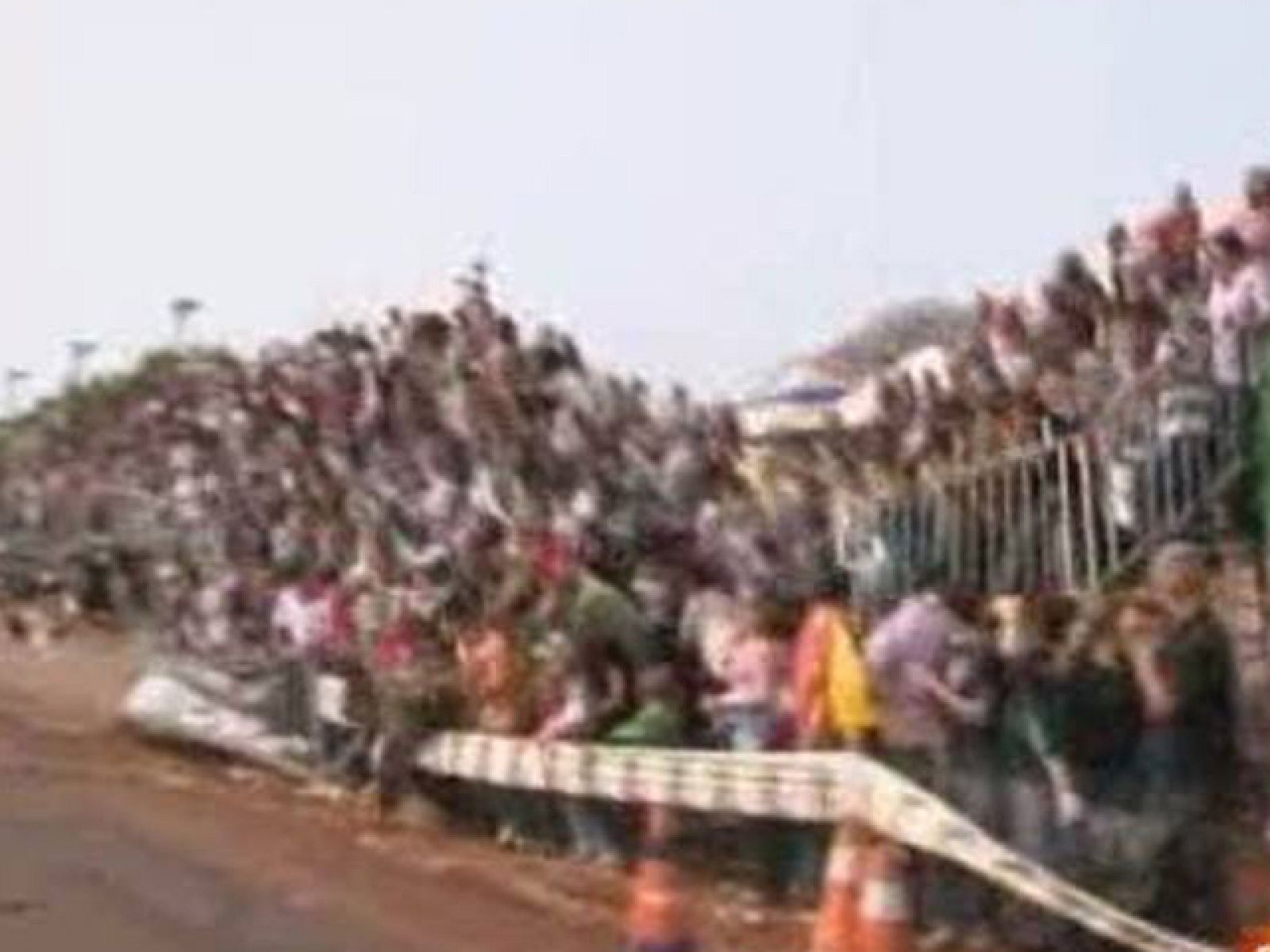 Una grada llena de gente se desplomó mientras se celebraba una carrera de coches en la localidad brasileña de Cuatro Puentes.