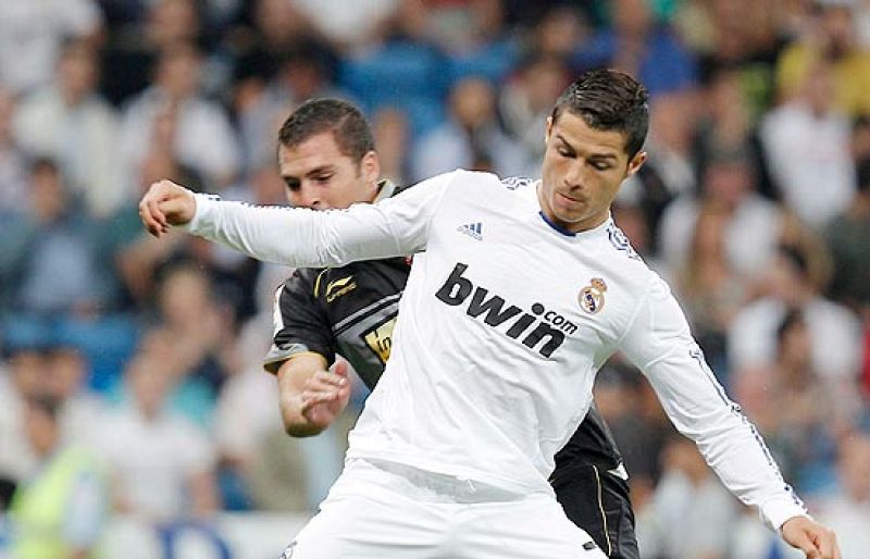 El entrenador del Real Madrid, José Mourinho, justificó el pobre juego de su equipo con el mal estado del césped del Bernabéu. Por su parte , el portugués Cristiano Ronaldo terminaba con su sequía goleadora al batir de penalti al portero del Espanyo