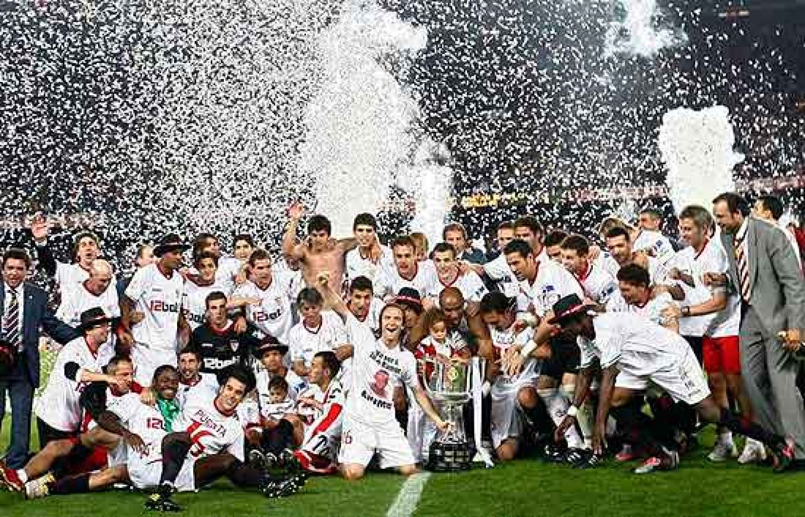 Ceuta y Murcia se vestirán de gala para recibir las visitas de Barça y Real Madrid, un Madrid que no sólo no consigue levantar la Copa desde el 93, sino que en los últimos años fue eliminado estruendosamente por equipos de segunda división B. Univers