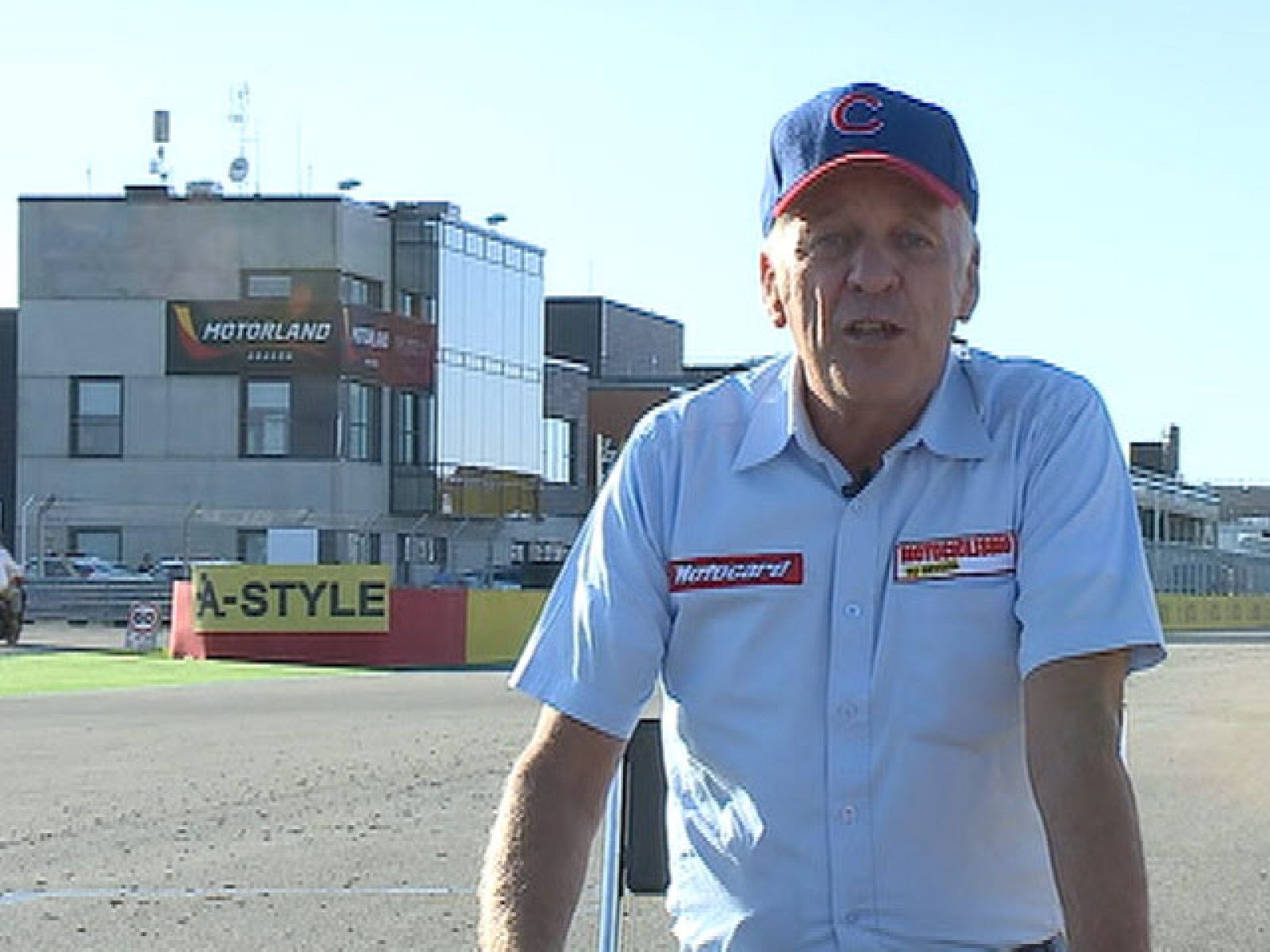 Dennis Noyes recuerda cómo los pilotos eran bendecidos por el cura del pueblo antes de la carrera.