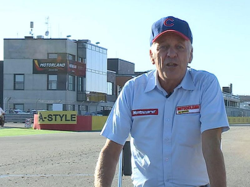 Dennis Noyes recuerda cómo los pilotos eran bendecidos por el cura del pueblo antes de la carrera.