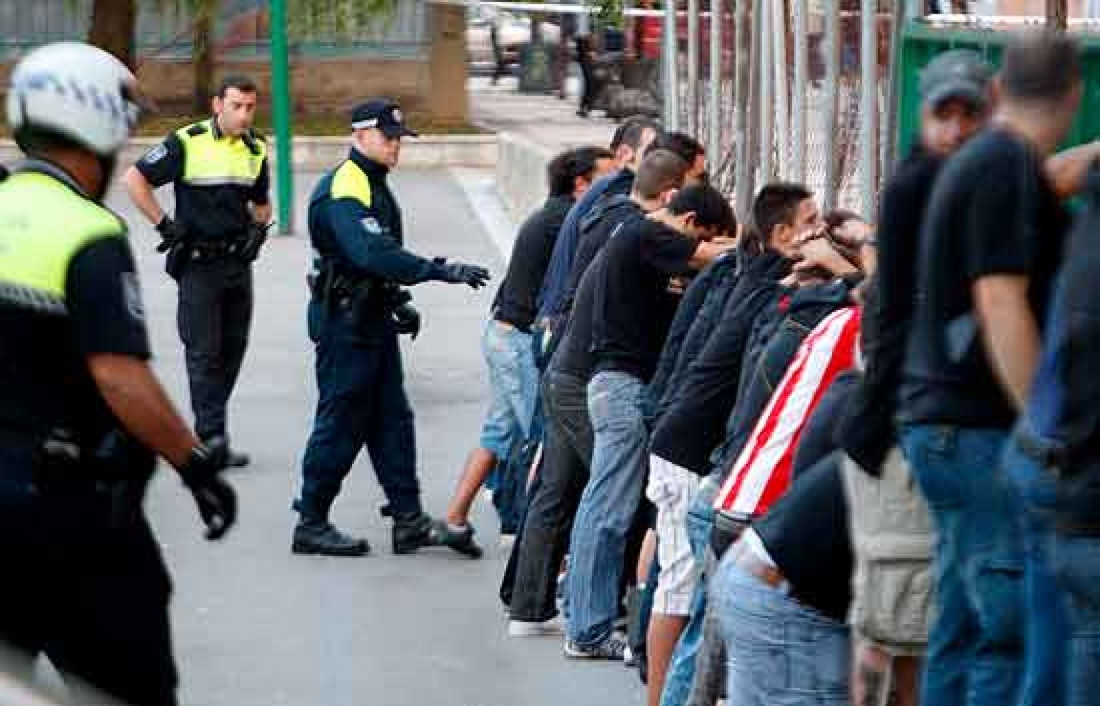Tres aficionados del Logroñés fueron detenidos por la Ertzaintza al protagonizar unos desagradables incidentes en los alrededores del estadio de Mendizorroza. Los detenidos causaron destrozos en bares y comercios así como incendios en varios contend