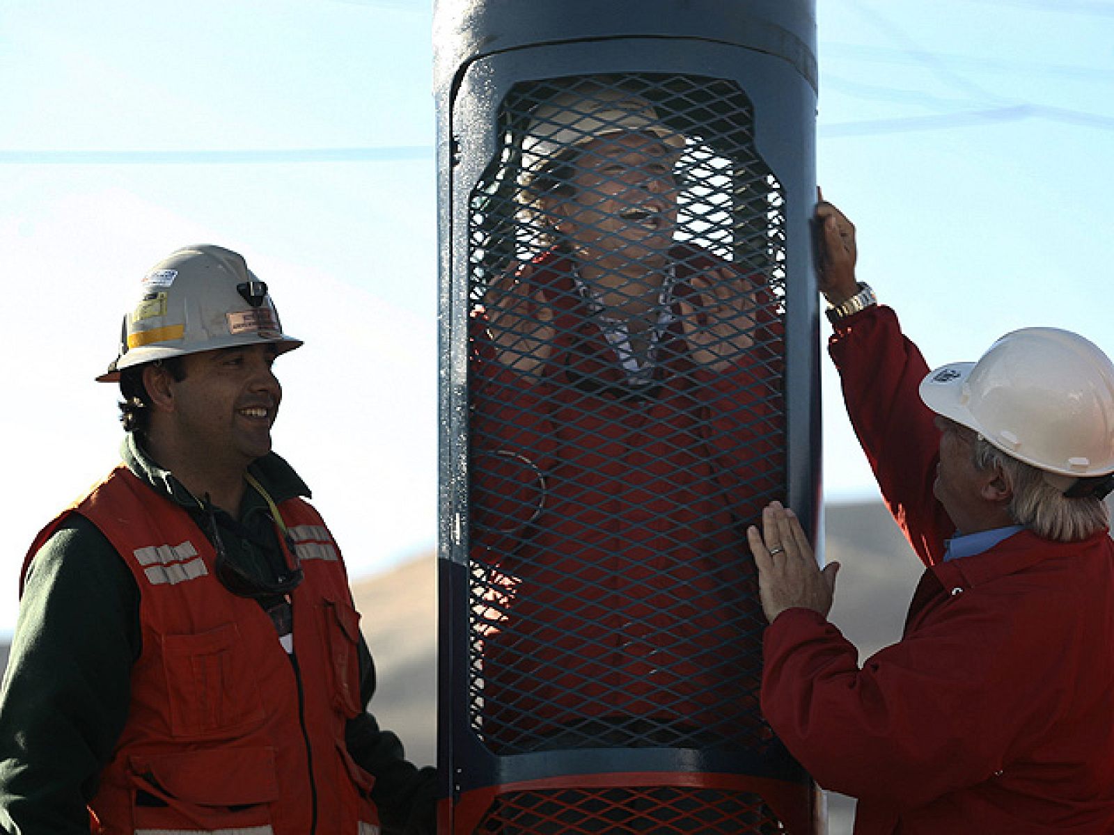 Ya está lista una de las cápsulas de rescate de los mineros de Chile