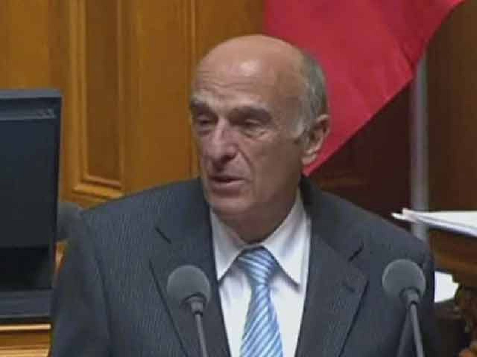 El ministro de Finanzas suizo no pudo evitar la carcajada ante el gran número de tecnicismos que contenía su discurso | Ver