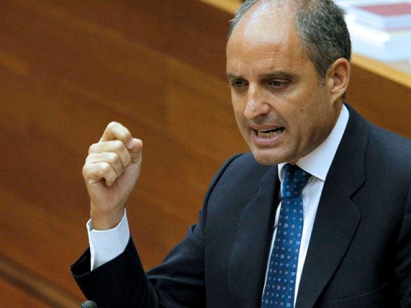 El portavoz socialista valenciano tira una piedra para mostrar que "está libre de corrupción" | Ver