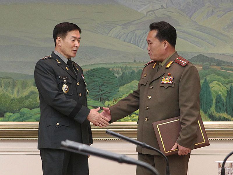 Las dos Coreas se han reunido para sus primeras conversaciones militares en dos años, en medio de las tensiones por el hundimiento el pasado mes de marzo del buque surcoreano 'Cheonan', atribuido a Pyongyang (30/09/2010).