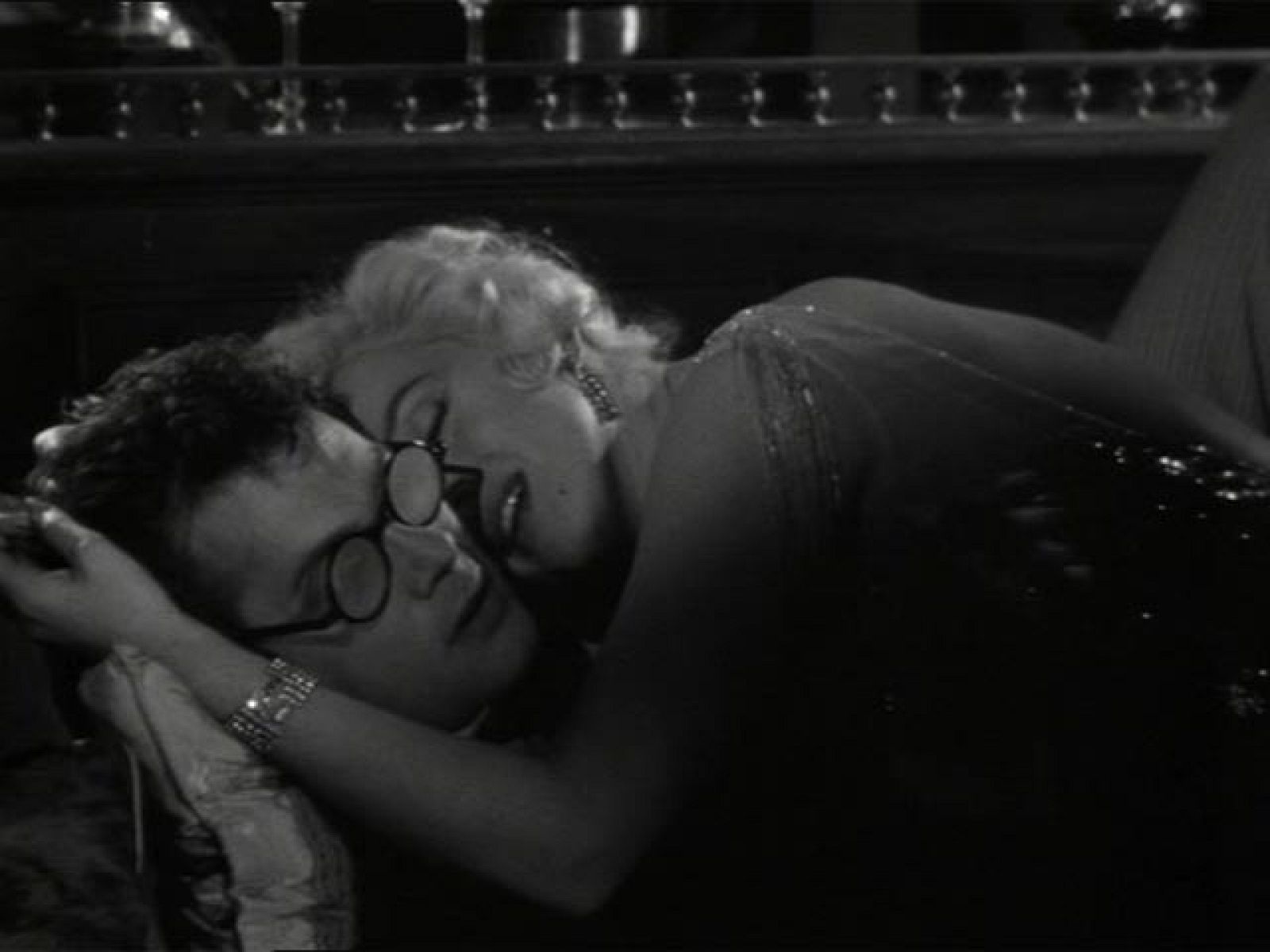 Tony Curtis y Marilyn Monroe en la escena del beso en 'Con faldas y a lo loco' | Ver