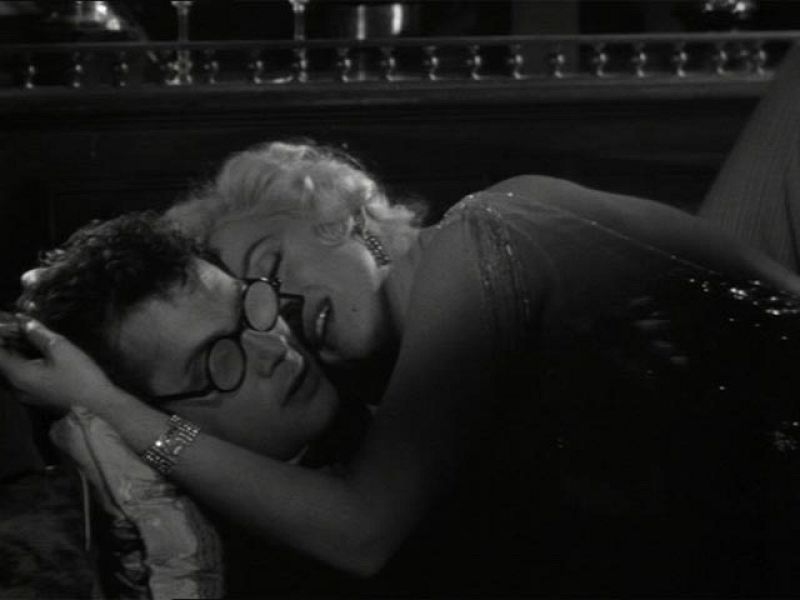 Tony Curtis y Marilyn Monroe en la escena del beso en 'Con faldas y a lo loco' | Ver