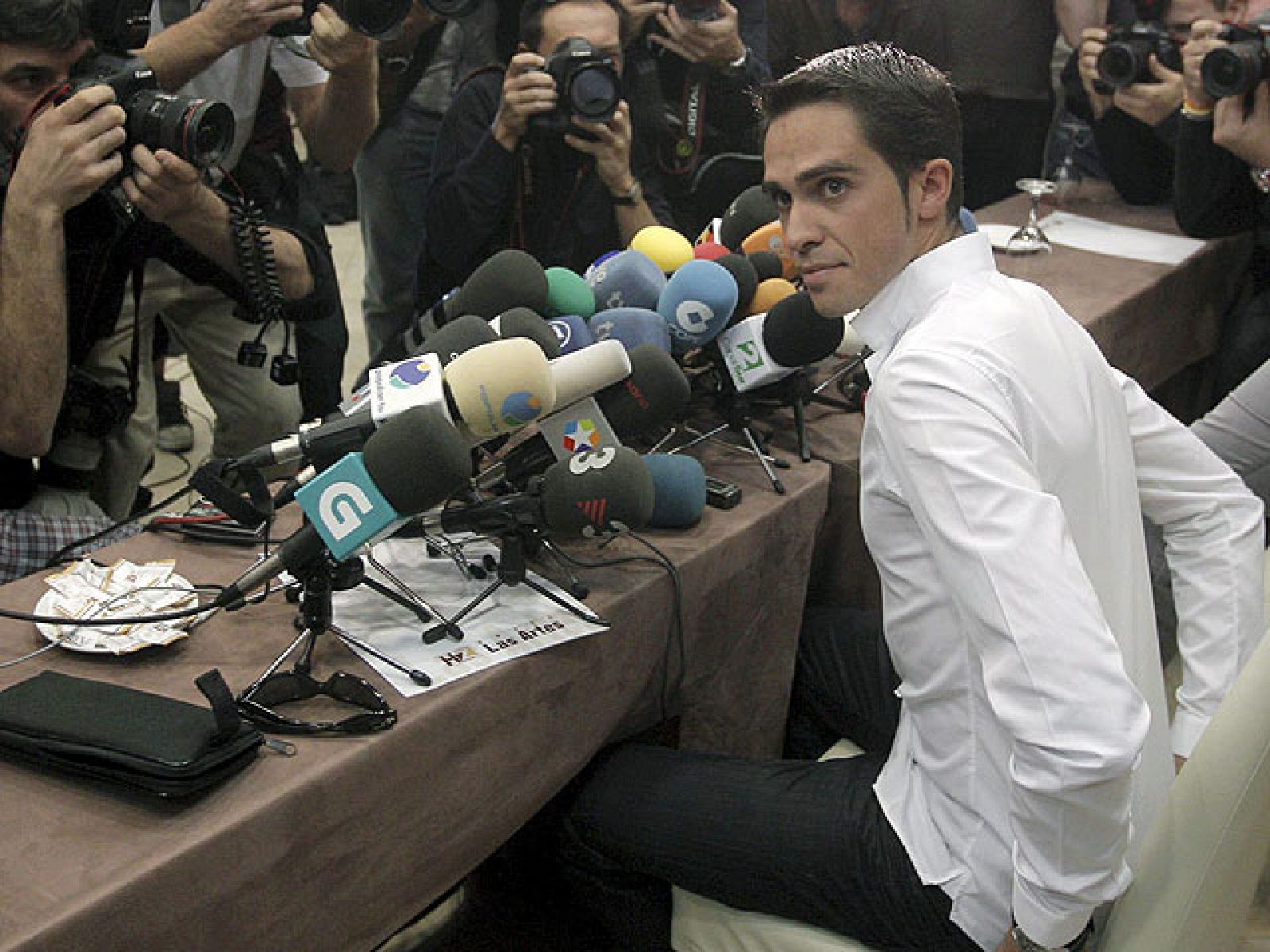 La investigación que la UCI está llevando a cabo sobre el supuesto dopaje de Alberto Contador no iba a hacerse pública debido a la cantidad tan pequeña de sustancia sospechosa en la orina del madrileña. Todo ha salido a la luz debido a una filtraci