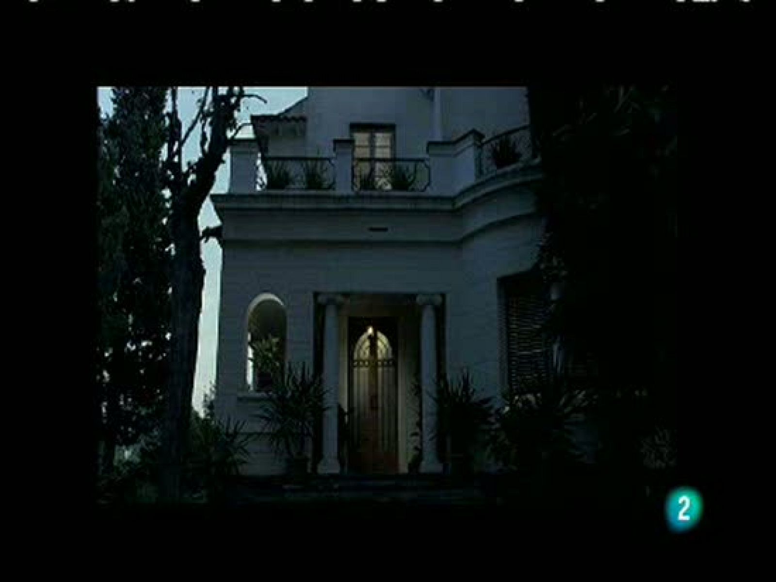 Reportaje de Versión española sobre la película 'El habitante incierto'. es el debut en el campo del largometraje de Guillem Morales, cuyo cortometraje "Back Room" (1999) recibió más de 30 premios en todo el mundo y fue nominado a los Premios Goya.