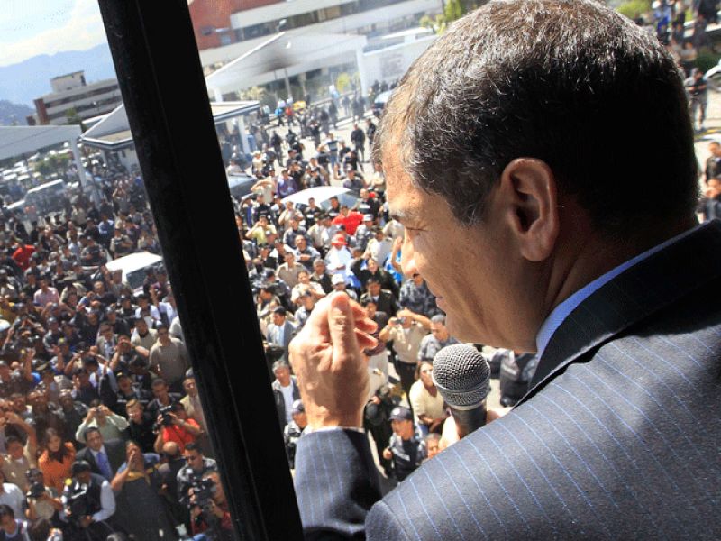 Correa: "Si quieren matar al presidente, aquí está"