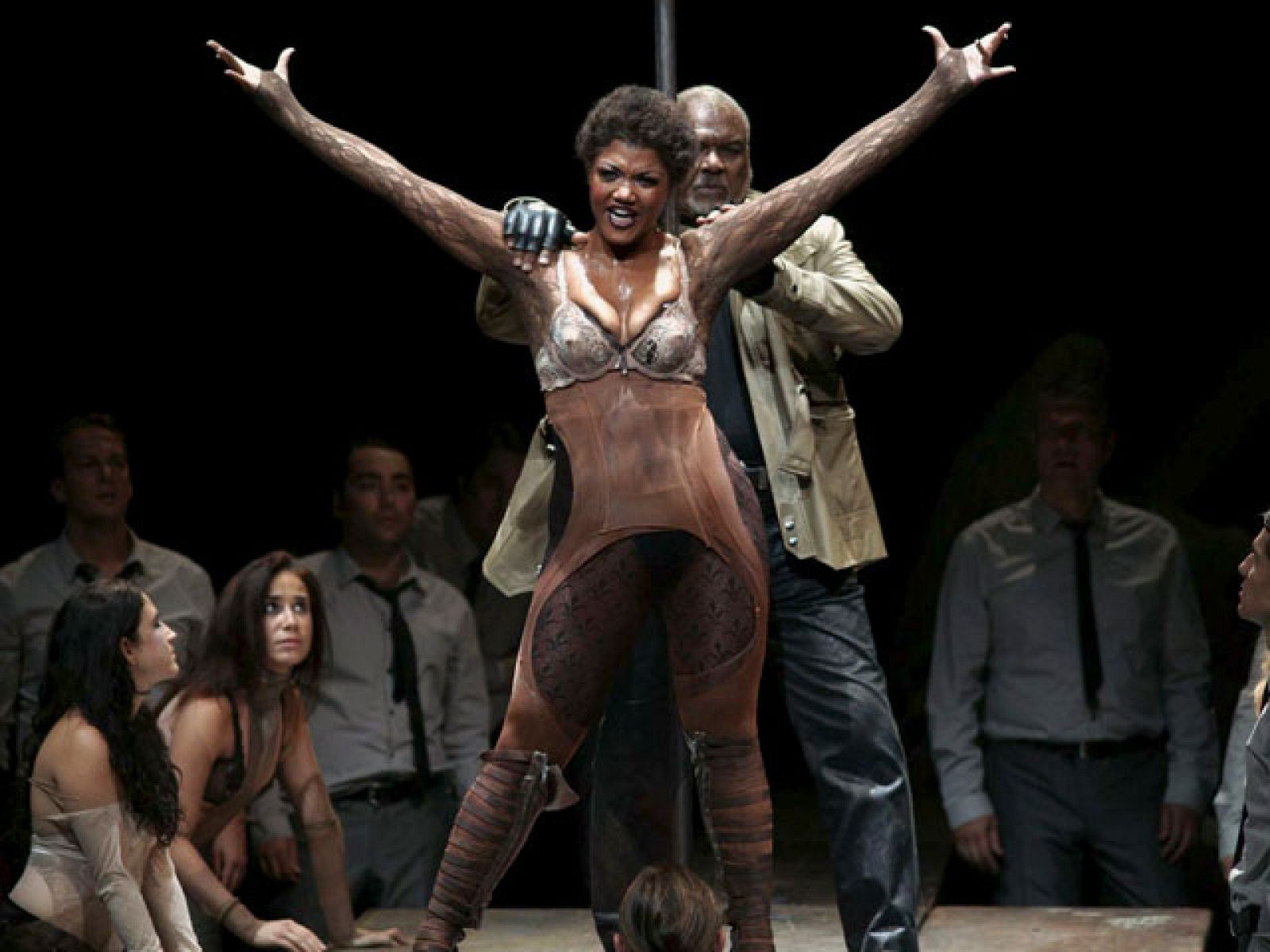 TVE se cuela en el Teatro Real durante el ensayo de "Ascenso y caída de la ciudad de Mahagonny" | Ver