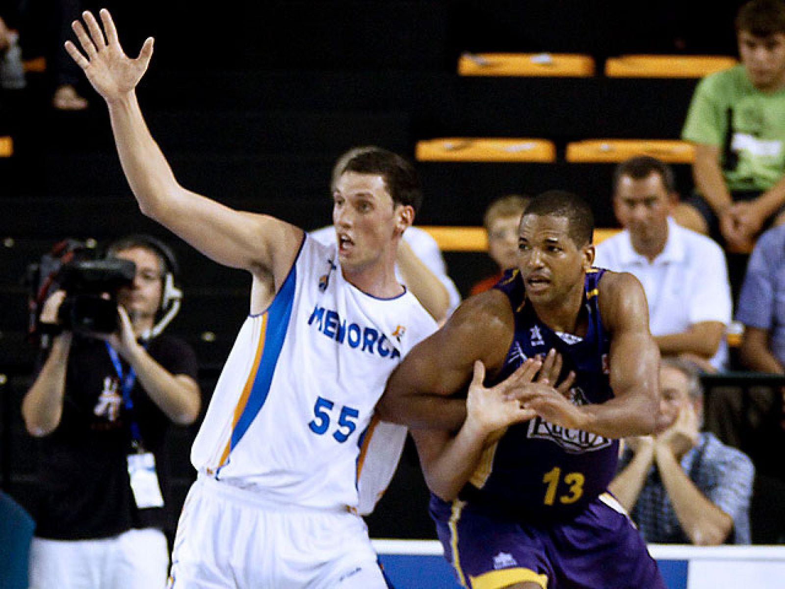El Menorca Bàsquet ha superado por 73-61 al Blancos de Rueda Valladolid en un encuentro en el que despegó tras el descanso. Es la primera vez que los baleares ganan en la primera jornada de liga.