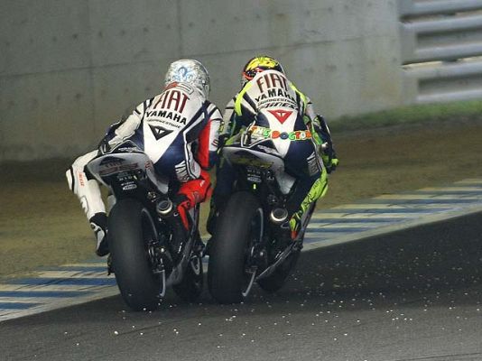 - Rossi y Lorenzo, espadas en alto.