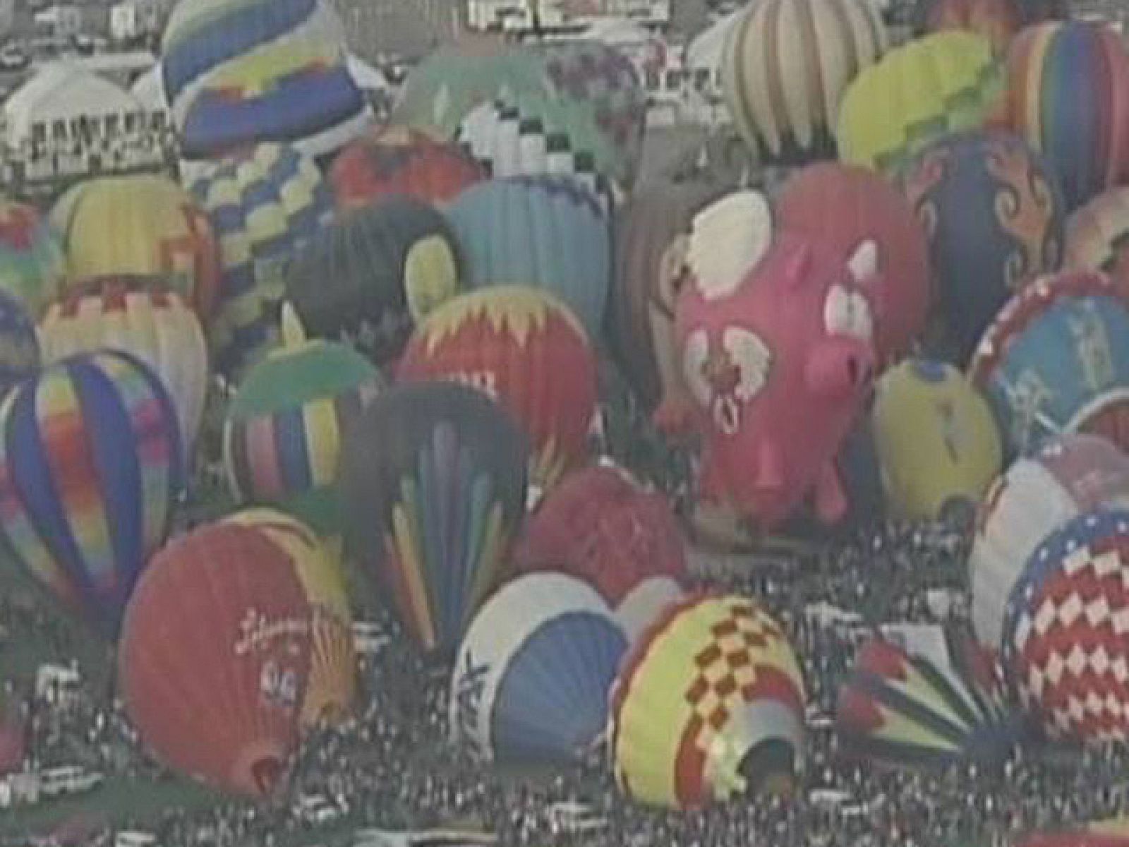 Miles de aficionados a los globos aerostáticos se han dado cita en Alburquerque (EE.UU.) para elevar sus ejemplares en una impresionante puesta en escena.