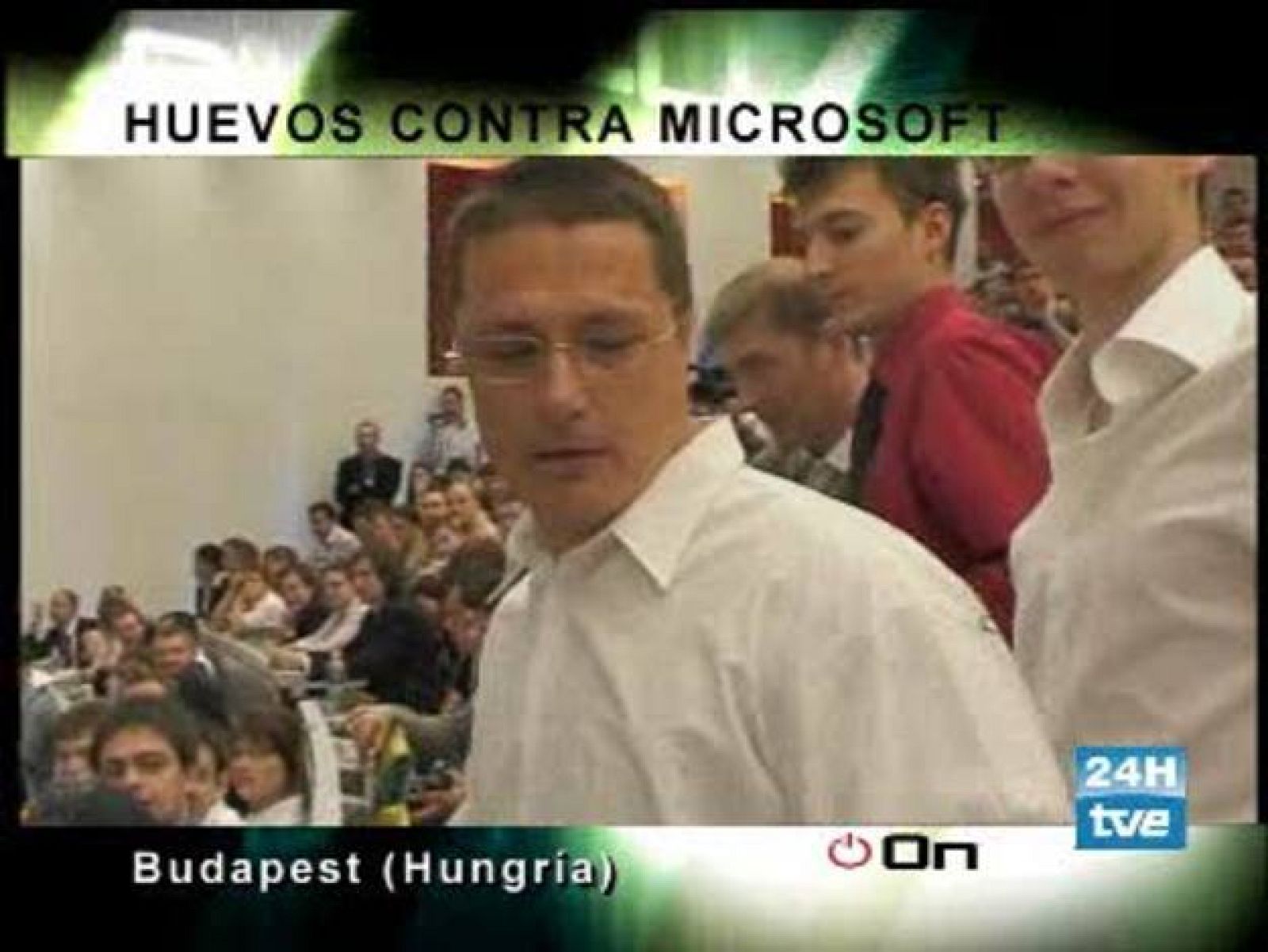 El presidente de Microsoft recibe una lluvia de huevos