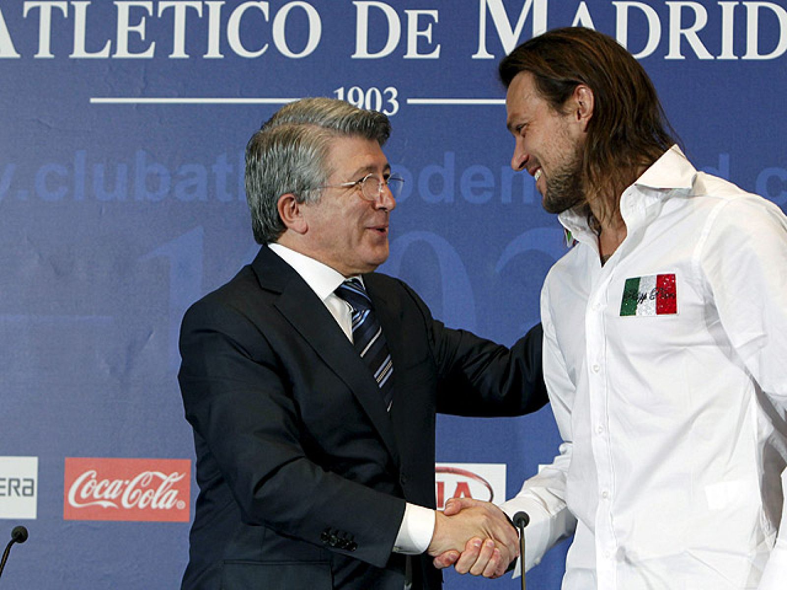 Enrique Cerezo, presidente del Atlético de Madrid, aseguró hoy que si llega alguna oferta por el uruguayo Diego Forlán "lo normal es que se hable" y que, "por educación, habrá que atenderla", aunque advirtió de que eso "no quiere decir" que el delant