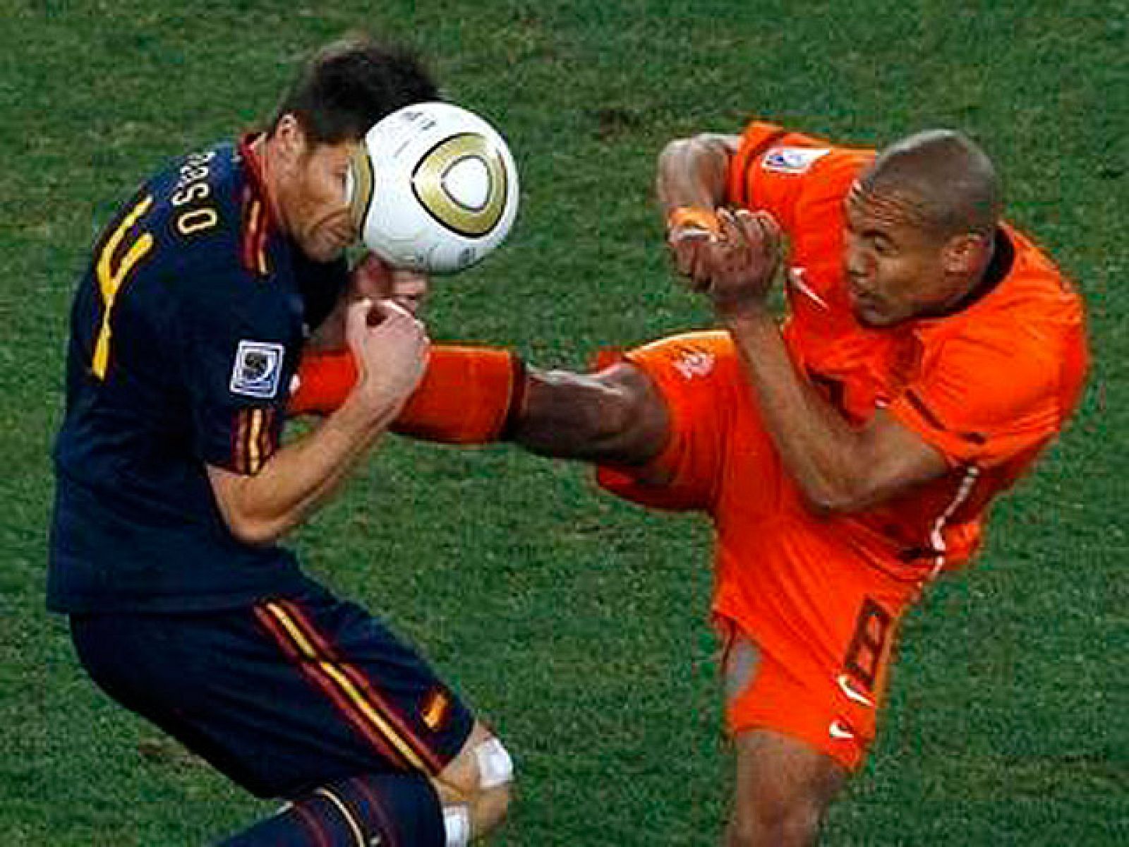 El capitán de la selección holandesa, Mark van Bommel, y el  entrenador del Manchester City, Roberto Mancini, han defendido a  Nigel De Jong tras su brutal entrada sobre el futbolista del  Newcastle Hatem Ben Arfa, quién podría despedirse prácticamen