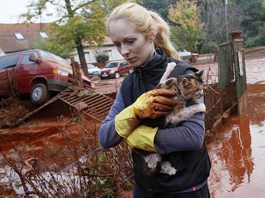  - Hungría lucha contra el lodo rojo